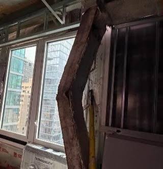 Vigas de aço deformadas no 21º andar durante obras de conversão — Foto: Reprodução/TV Colunas estruturais empenadas no 21º andar do edifício da Pfizer em Manhattan