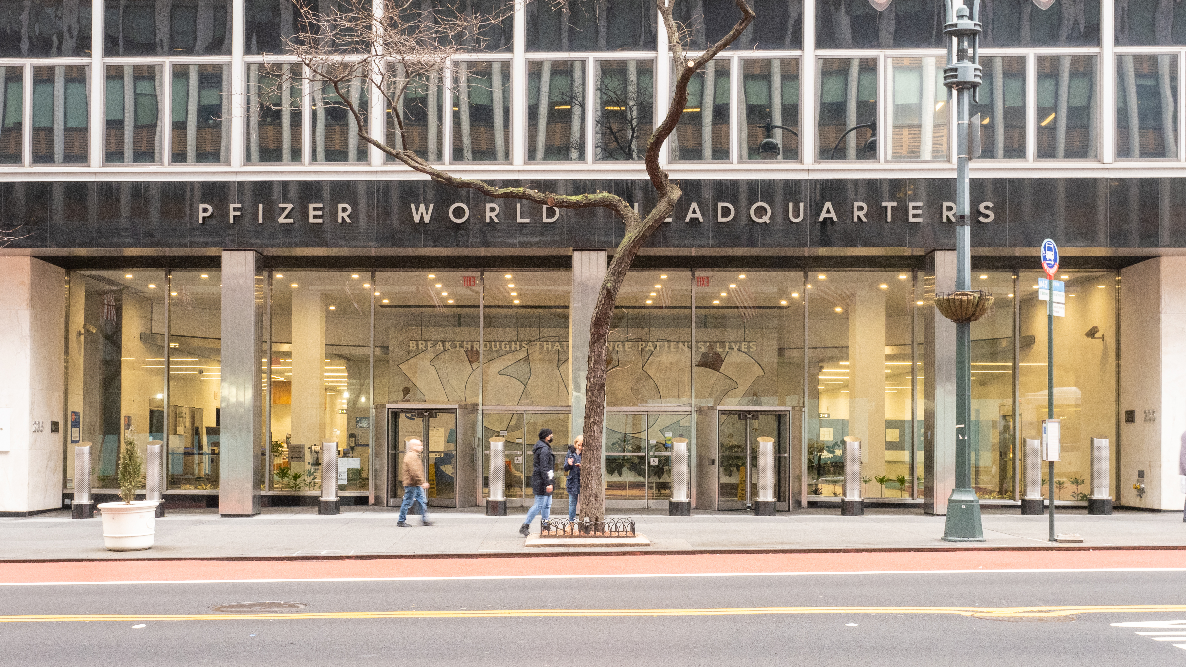 Sede mundial da Pfizer na 42nd Street, Manhattan — Foto: ajay_suresh / Wikimedia Commons (CC BY 2.0) Edifício antigo da Pfizer na East 42nd Street, em Midtown Manhattan, Nova York